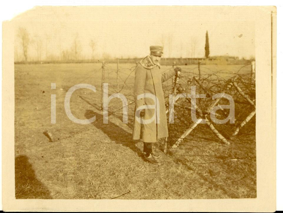 Fotografia d epoca originale 1917 WW1 ZONA DI GUERRA Ten. Italo POLIN con reticolo filo spinato  Foto 12x9 1