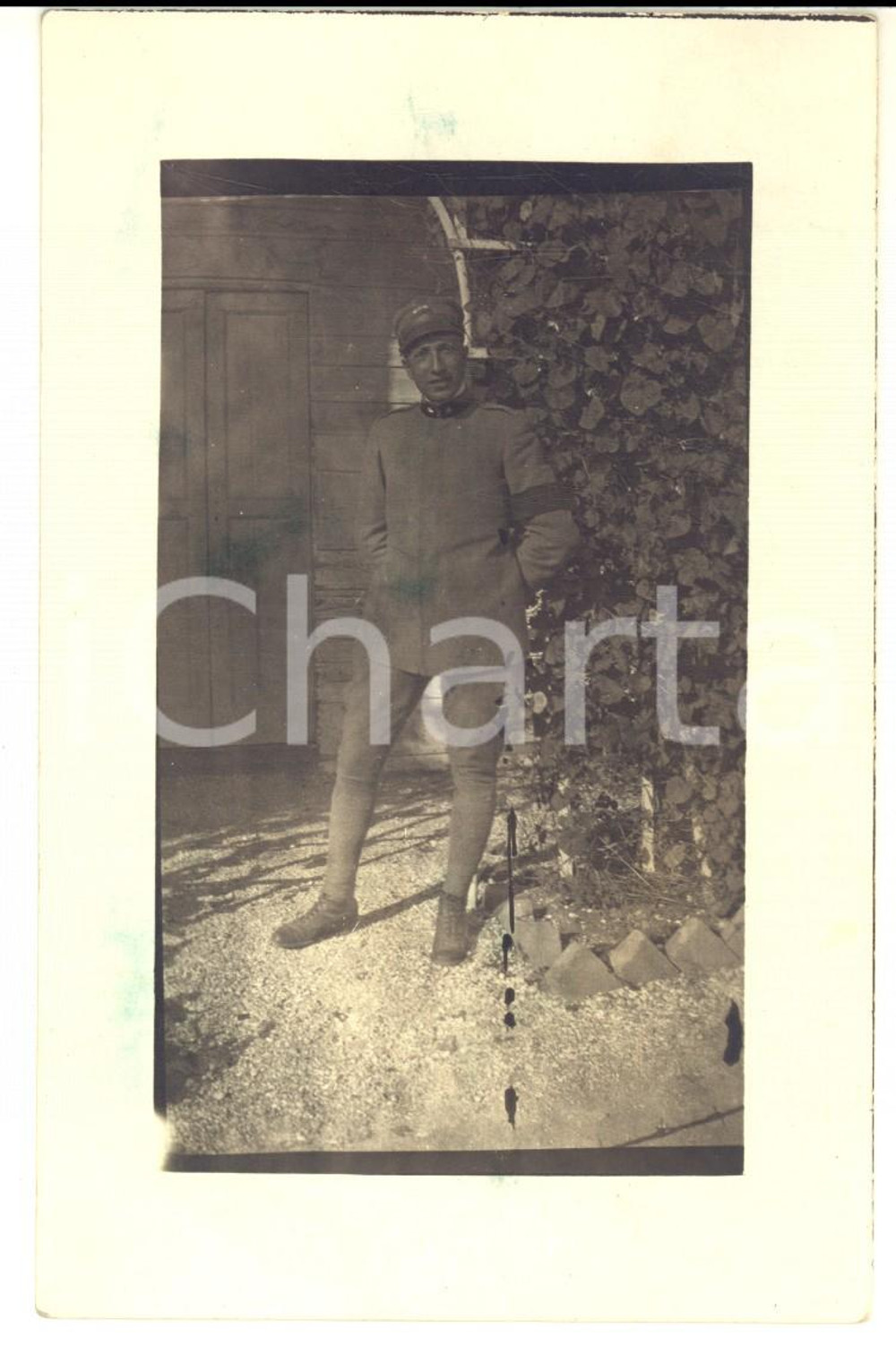 1916 WW1 ZONA DI GUERRA Ritratto di ufficiale presso casa rurale *Foto cartolina