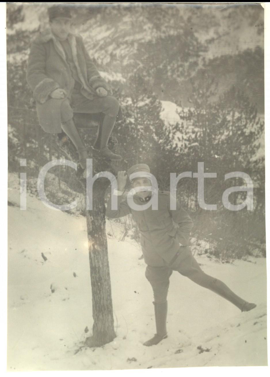 Fotografia d epoca originale 1916 WW1 RESIUTTA Ufficiali scherzano su tronco d albero Foto CURIOSA 12x16 cm 1