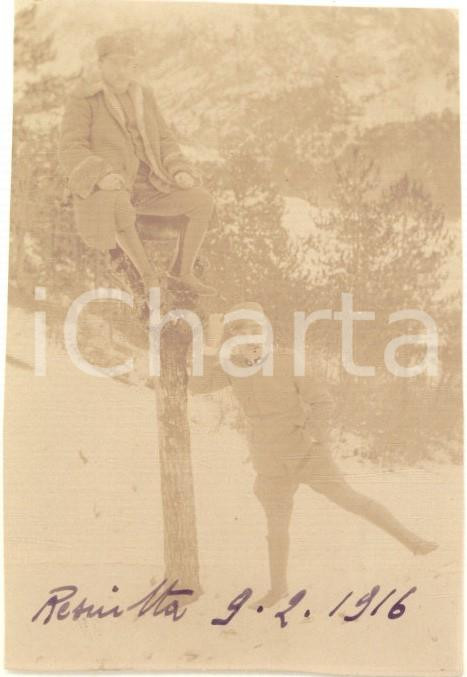 Fotografia d epoca originale 1916 WW1 RESIUTTA Ufficiali scherzano su tronco d albero  Foto CURIOSA 6x9 cm 1