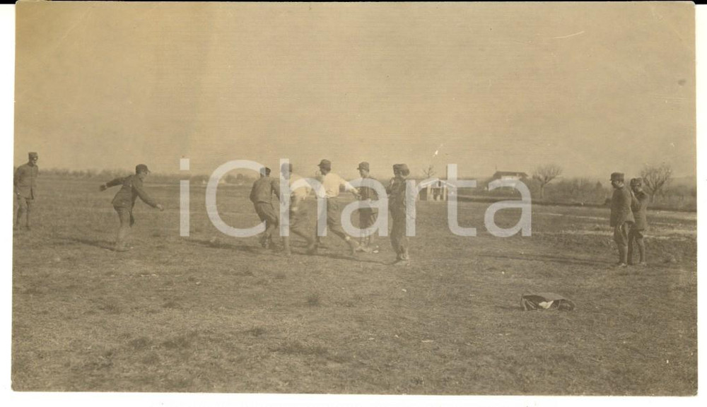 Fotografia d epoca originale 1916 WW1 ZONA DI GUERRA Una partita di calcio tra i soldati  Foto 14x8 cm 1