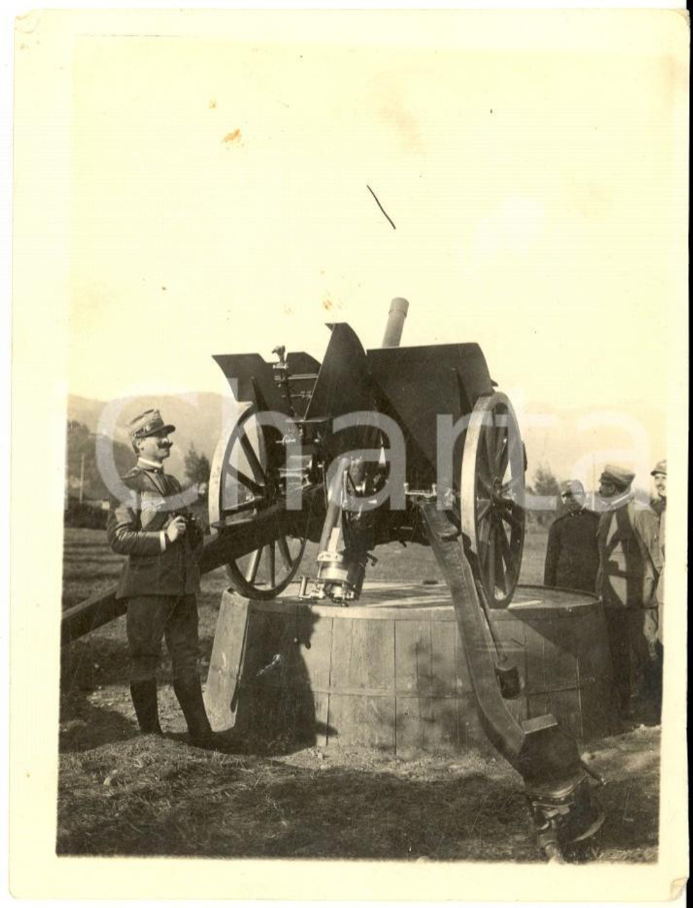 Fotografia d epoca originale 1916 WW1 ZONA DI GUERRA Ufficiale presso in postazione con cannone  Foto 9x12 1