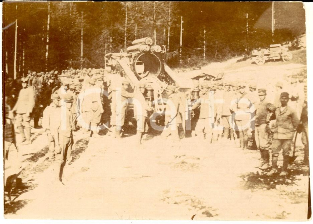 Fotografia d epoca originale 1916 WW1 ZONA DI GUERRA Colonna di artiglieria prepara postazione  Foto 12x9 cm 1
