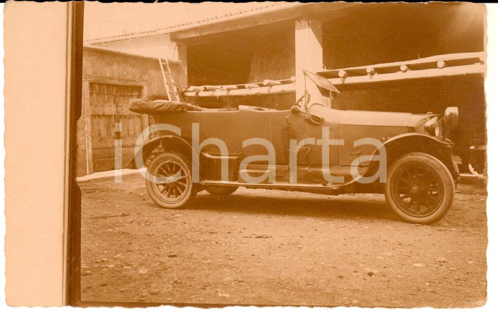 Fotografia d epoca originale 1917 WW1 ZONA DI GUERRA Automobile sull aia di una cascina Foto cartolina 1