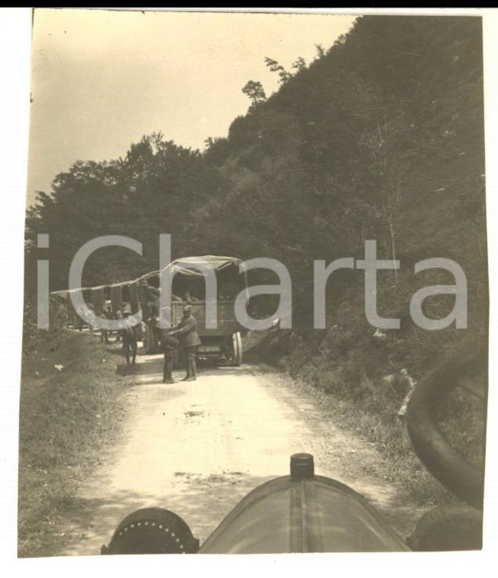 1917 WW1 ZONA DI GUERRA Colonna di automezzi italiani in sosta *Foto 9x11