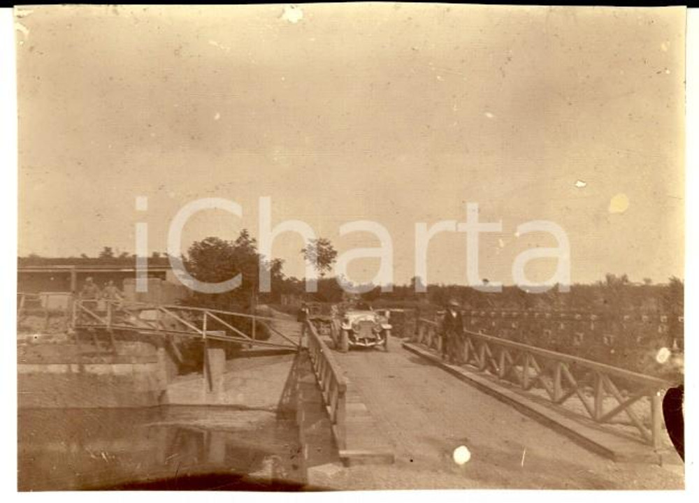 1916 WW1 ZONA DI GUERRA Auto militare al passaggio su un ponte *Foto 8x6 cm