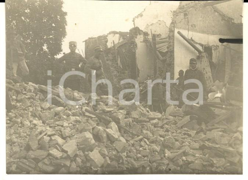 Fotografia d epoca originale 1917 WW1 ZONA DI GUERRA Soldati tra le rovine di un paese  Foto 8x6 cm 1