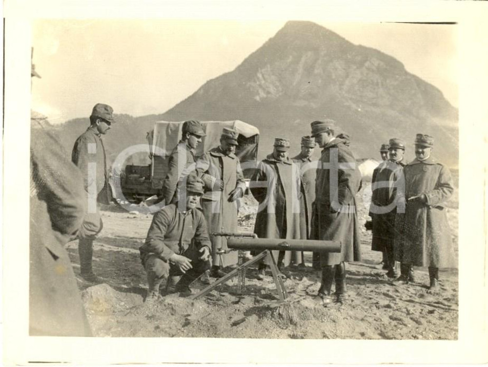 1917 WW1 ZONA DI GUERRA Ufficiali italiani in osservazione - Foto 12x9 cm Fotografia d'epoca.  CONDIZIONI: G (ma lievi difetti di stampa al lato sinistro)    originale e autentica 1