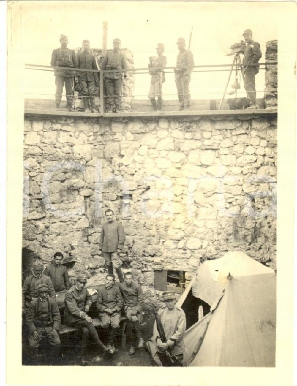 Fotografia d epoca originale 1916 WW1 ZONA DI GUERRA Ufficiali italiani in una fortezza  Foto 9x12 cm 1