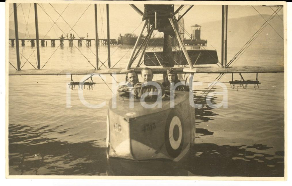 Fotografia d epoca originale 1917 WW1 ZONA DI GUERRA AVIAZIONE Ufficiali italiani su idrovolante  Foto 12x8 1
