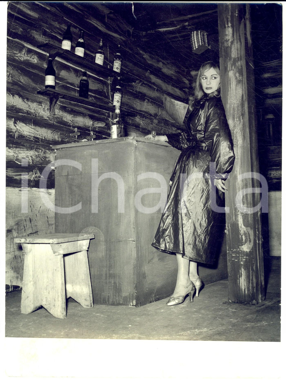 Fotografia d epoca originale 1965 ca TRIESTE TEATRO Scena con attrice al bancone di un bar Foto 18x24 1