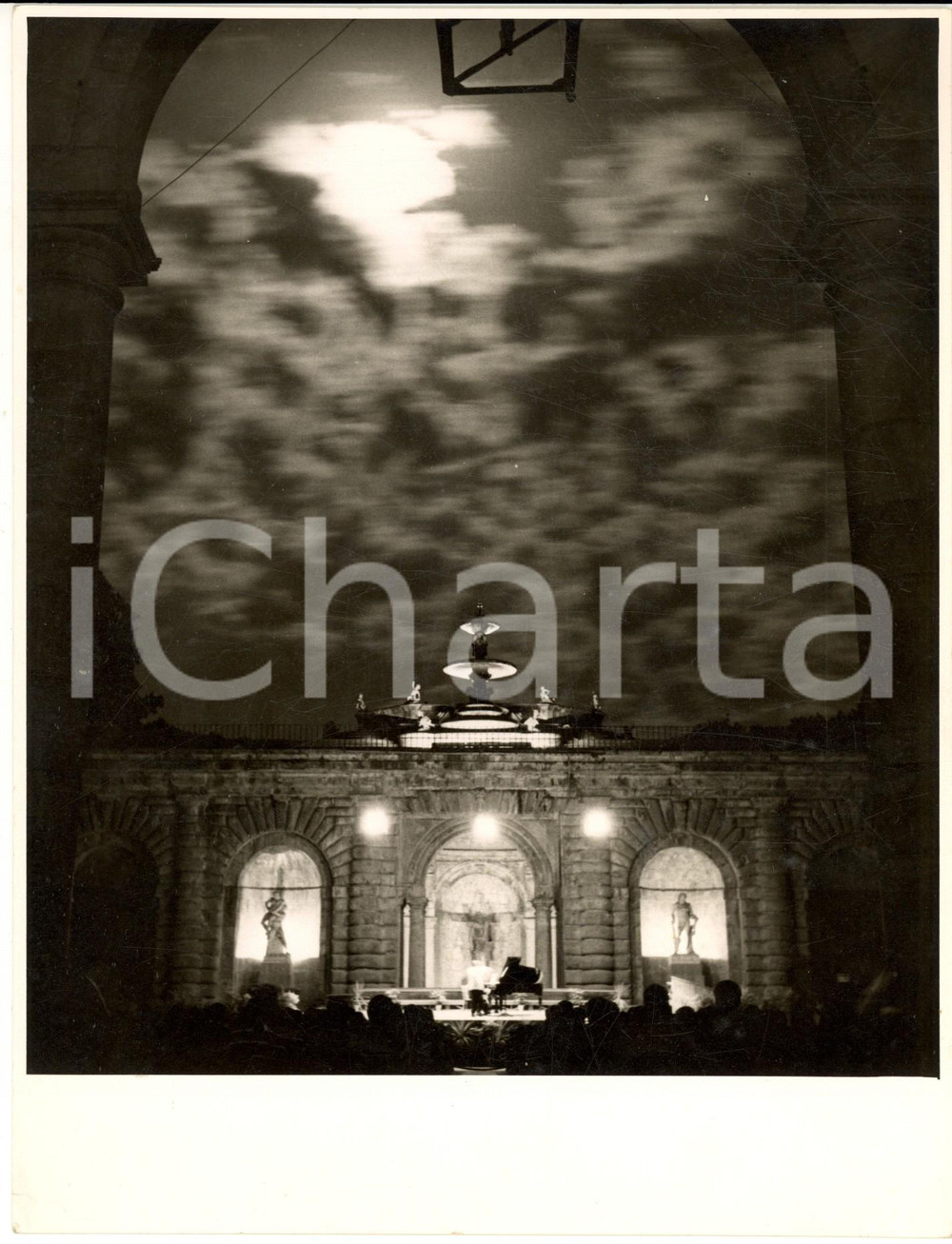 Fotografia d epoca originale 1965 ca FIRENZE PALAZZO PITTI Concerto notturno nel cortile dell Ammannati Foto 1