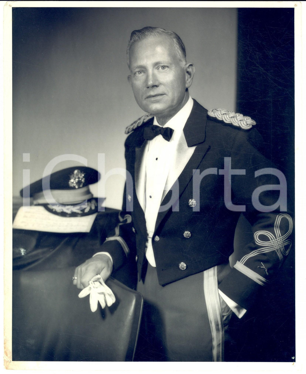 1956 WASHINGTON Major Chester E. WHITING director US Army Field Band ^Photo  Fotografia d'epoca, con didascalia al verso. CONDIZIONI: fair ( piccoli fori marginali con piegature)FORMATO: 20x25 cm    originale e autentica 1