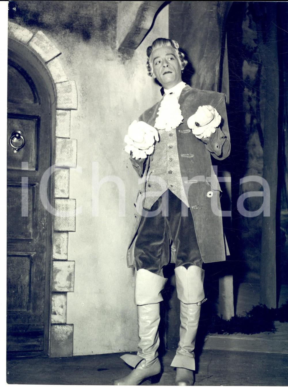 Fotografia d epoca originale 1965 ca ROMA TEATRO Carlo D ANGELO in scena in costume storico Foto 18x24 cm 1