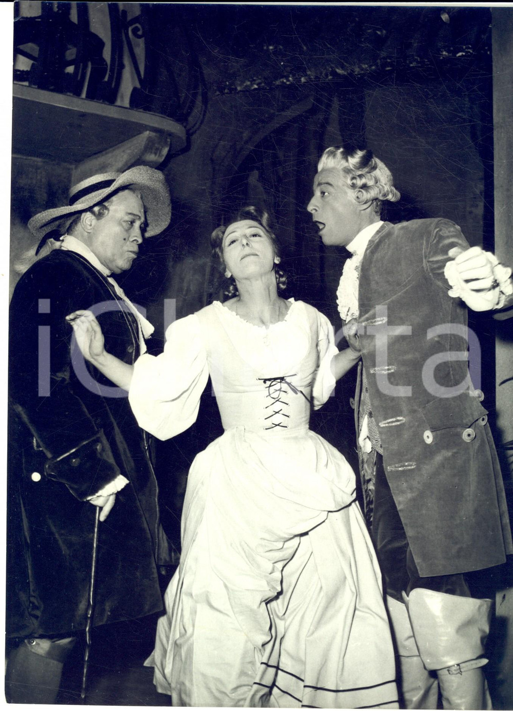 Fotografia d epoca originale 1965 ca ROMA TEATRO Scena con Carlo D ANGELO in costume storico Foto 18x24 cm 1