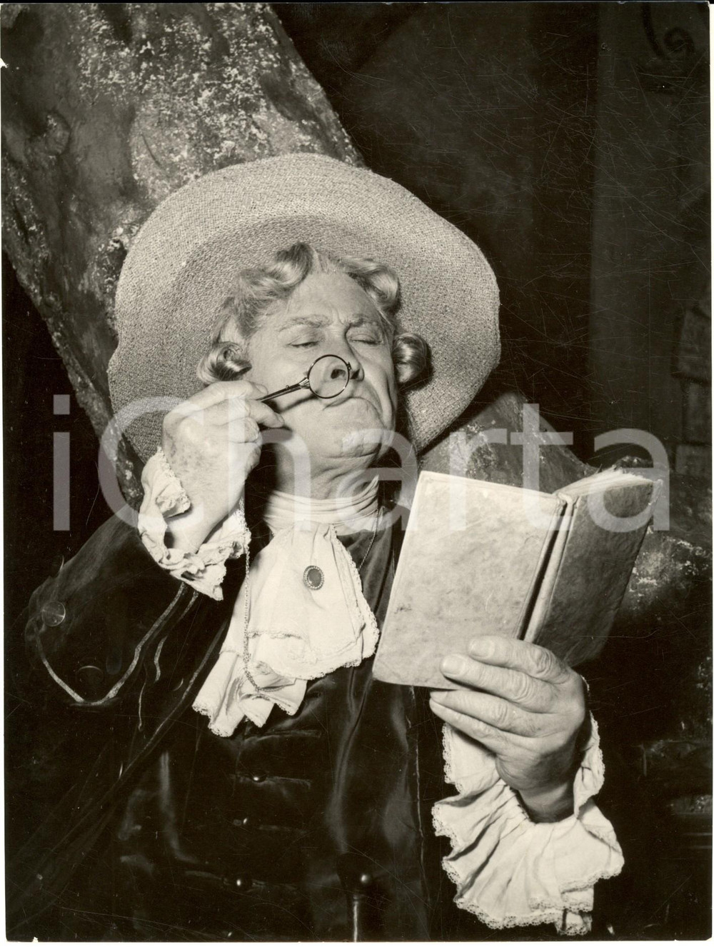 Fotografia d epoca originale 1965 ca ROMA TEATRO Attore in scena di lettura in costume storico Foto 18x24 cm 1