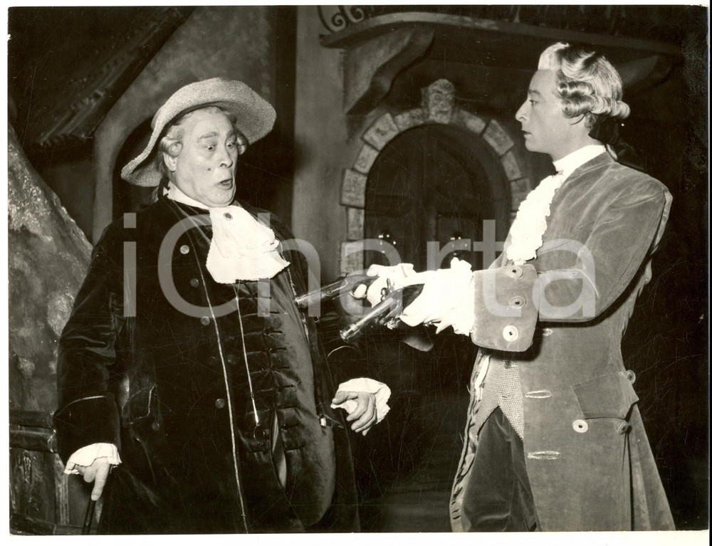 Fotografia d epoca originale 1965 ca ROMA TEATRO Carlo D ANGELO in una scena di duello Foto 24x18  cm 1