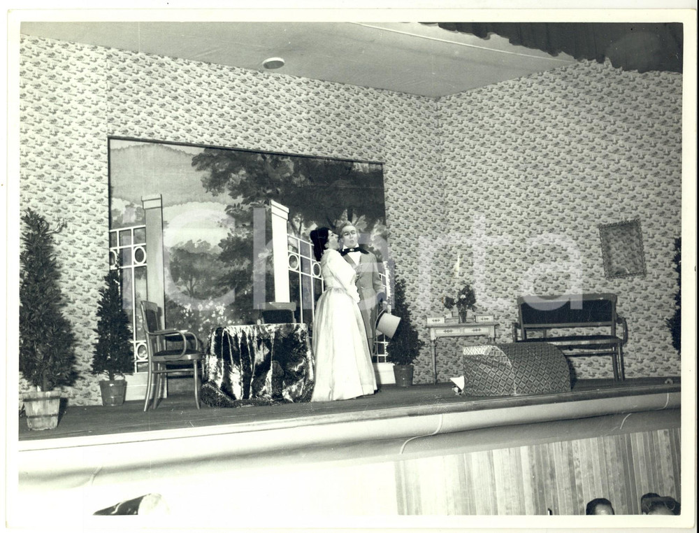 Fotografia d epoca originale 1960 ca MAGENTA Teatro Lirico  Scena di canto durante uno spettacolo Foto 1