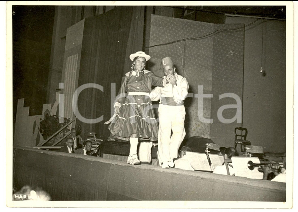 Fotografia d epoca originale 1960 ca LOMBARDIA TEATRO Scena comica con arabo e uomo travestito Foto 1