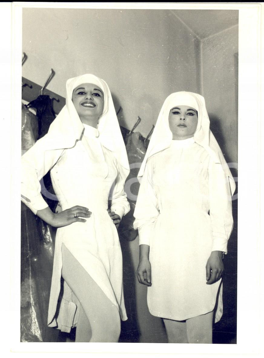 Fotografia d epoca originale 1960 ca LOMBARDIA TEATRO Attrici vestite da suore per una commedia  Foto 11x15 1