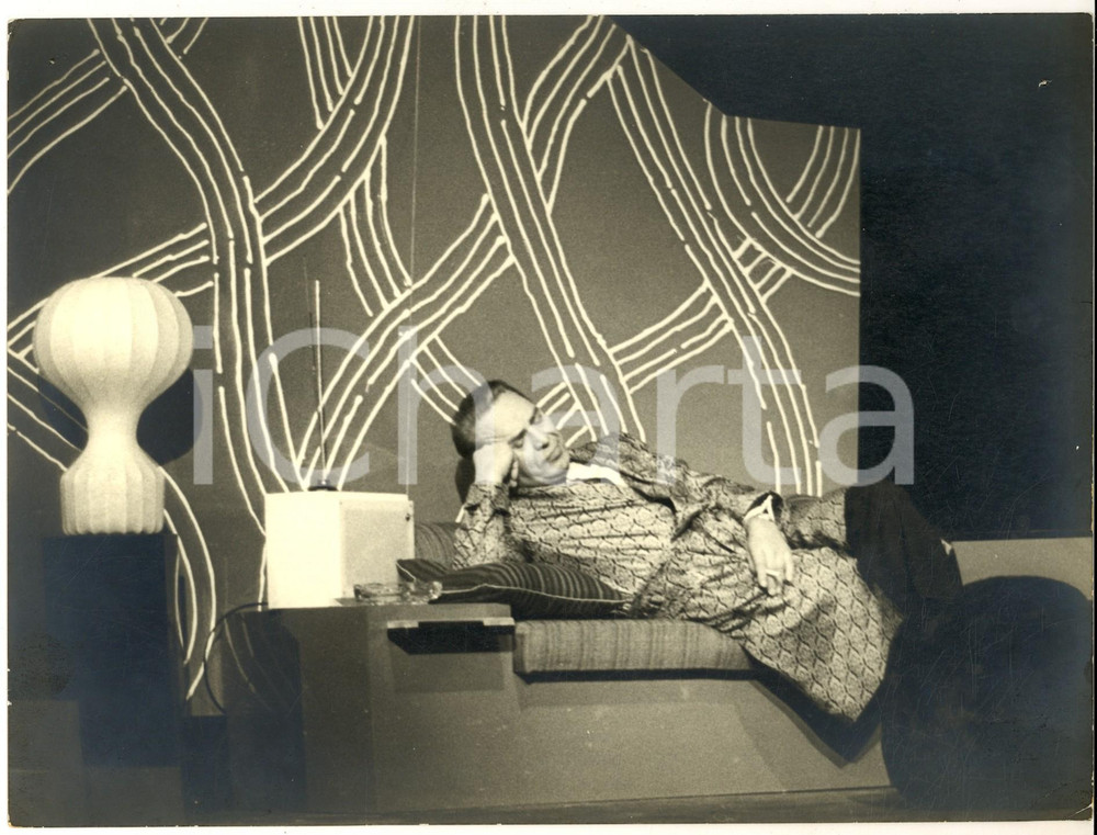 Fotografia d epoca originale 1960 ca LOMBARDIA TEATRO Scena con attore sdraiato su un divano Foto VINTAGE 1