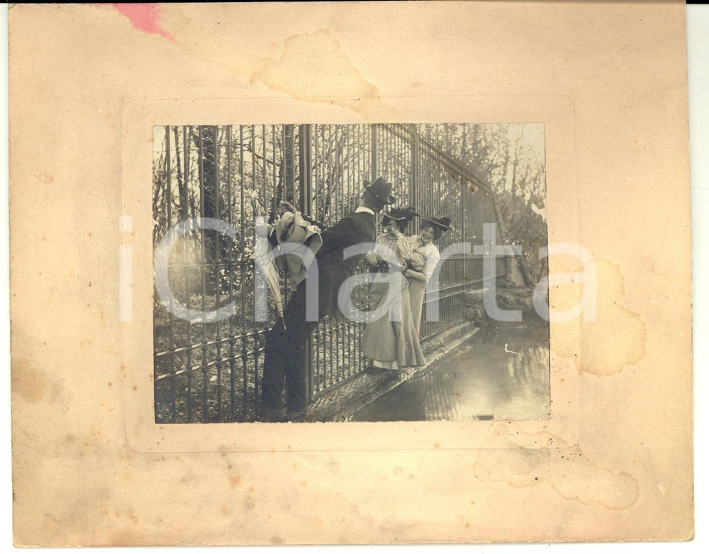 Fotografia d epoca originale 1910 ca MONZA Scherzi tra amici a una cancellata Foto curiosa TREMOLADA 19x16 1
