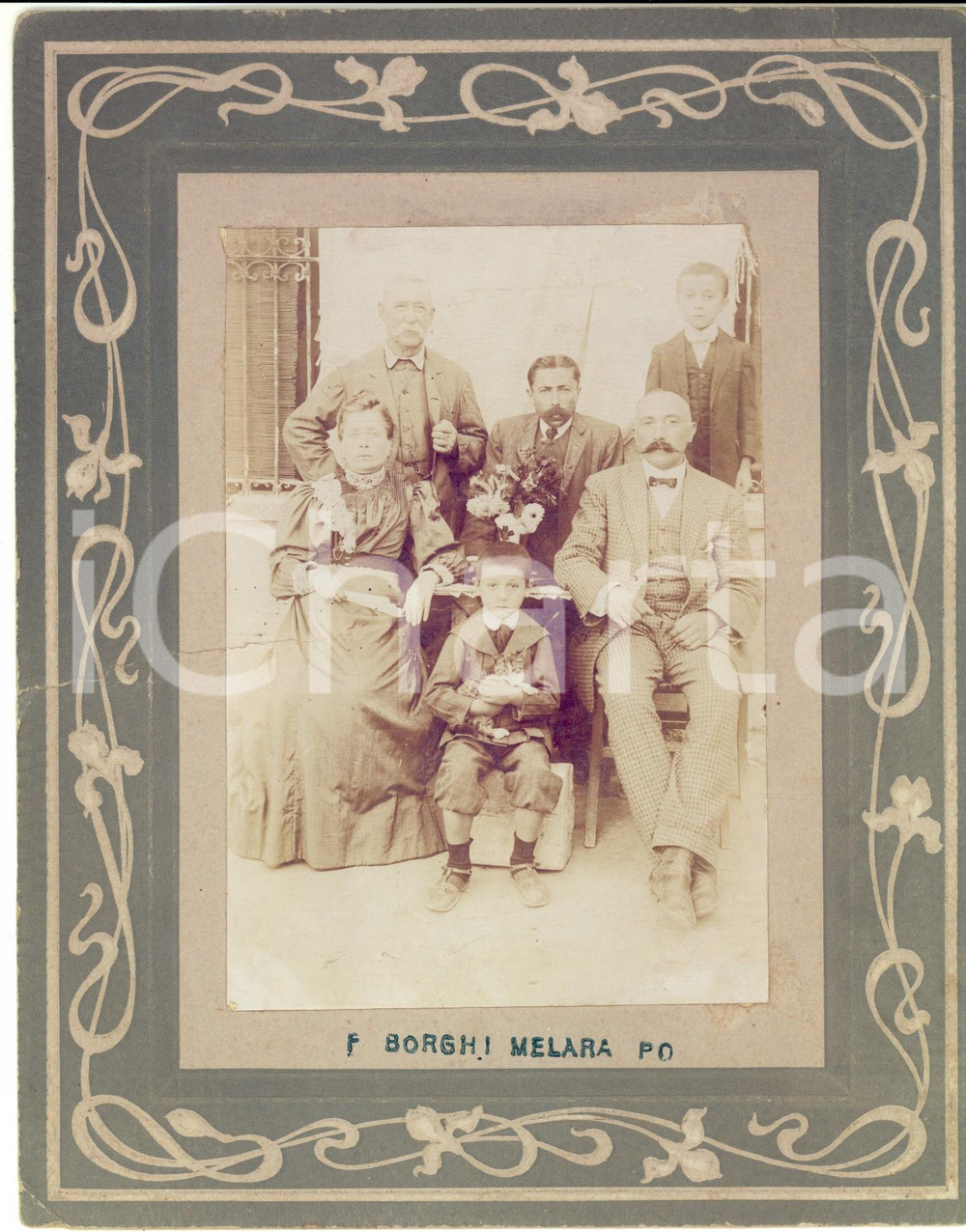 Fotografia d epoca originale 1900 ca MELARA Ritratto di famiglia con gattino Foto F. BORGHI DANNEGGIATA 1