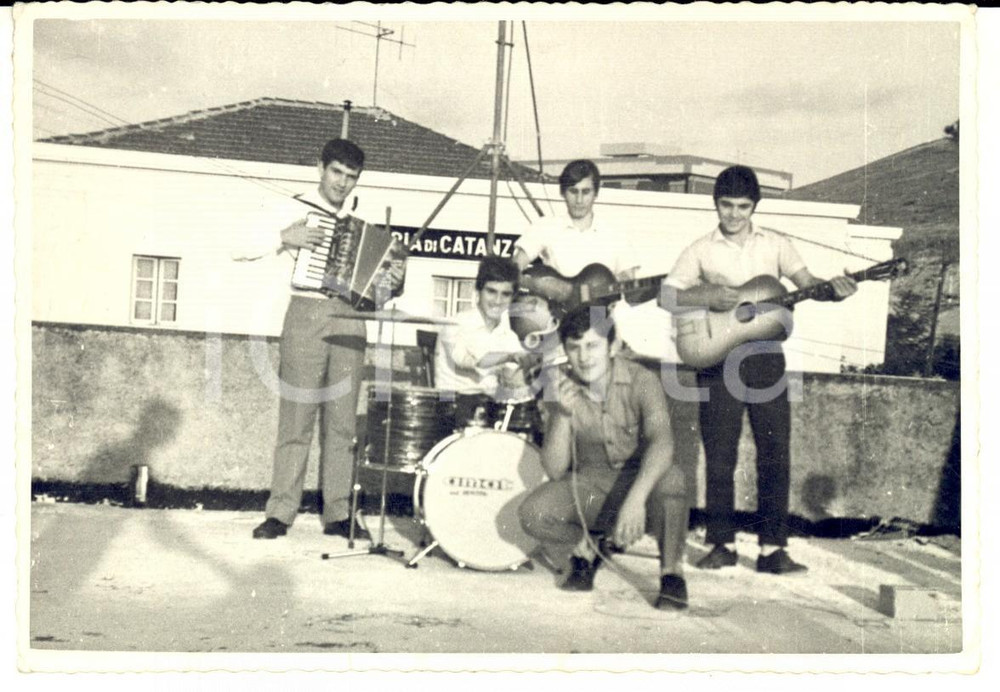 Fotografia d epoca originale 1960 ca CATANZARO Gruppo musicale giovanile in terrazza  Foto VINTAGE 14x10 1
