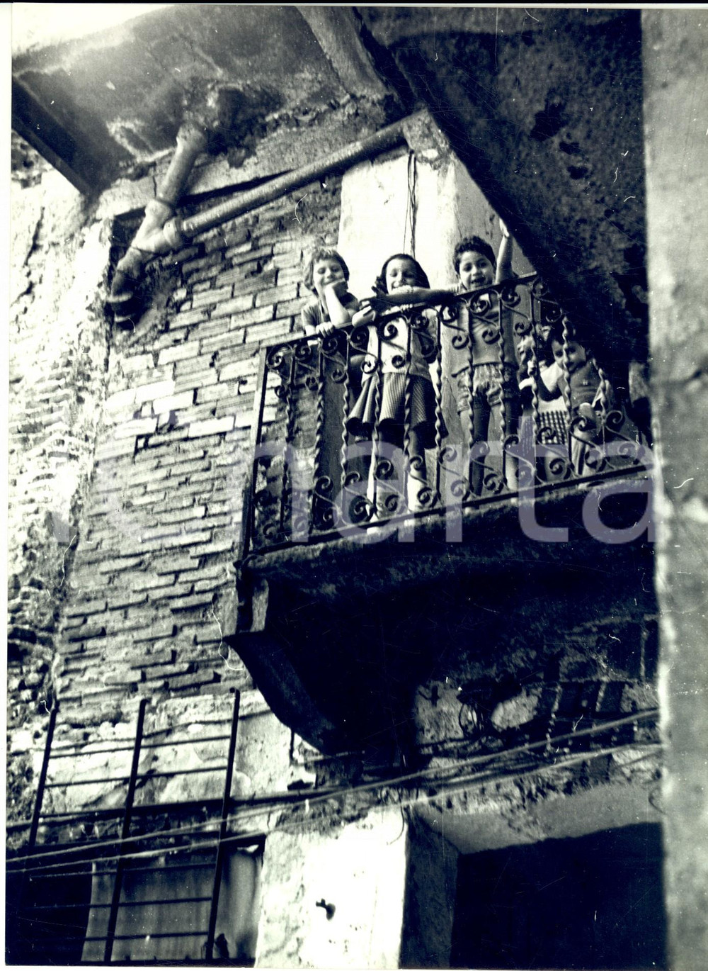 1960 ca MILANO Via SCALDASOLE Bambini al balcone in casa di ringhiera (1) *Foto
