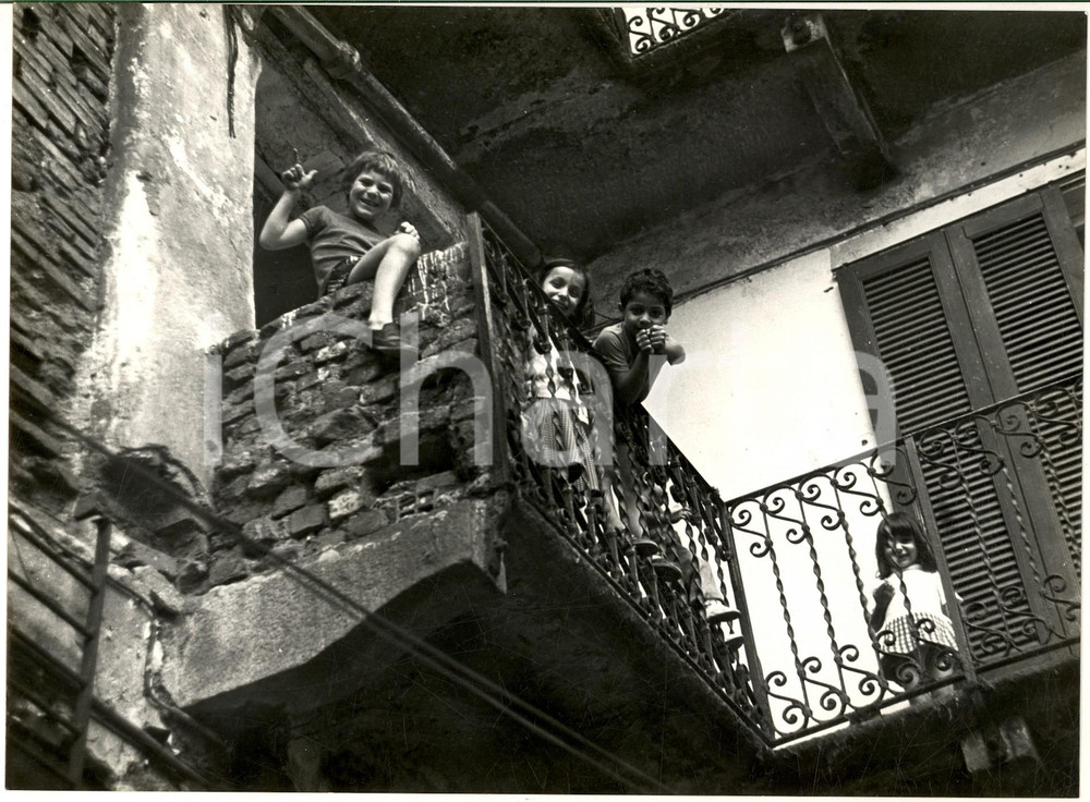 1960 ca MILANO Via SCALDASOLE Bambini al balcone in casa di ringhiera (2) *Foto