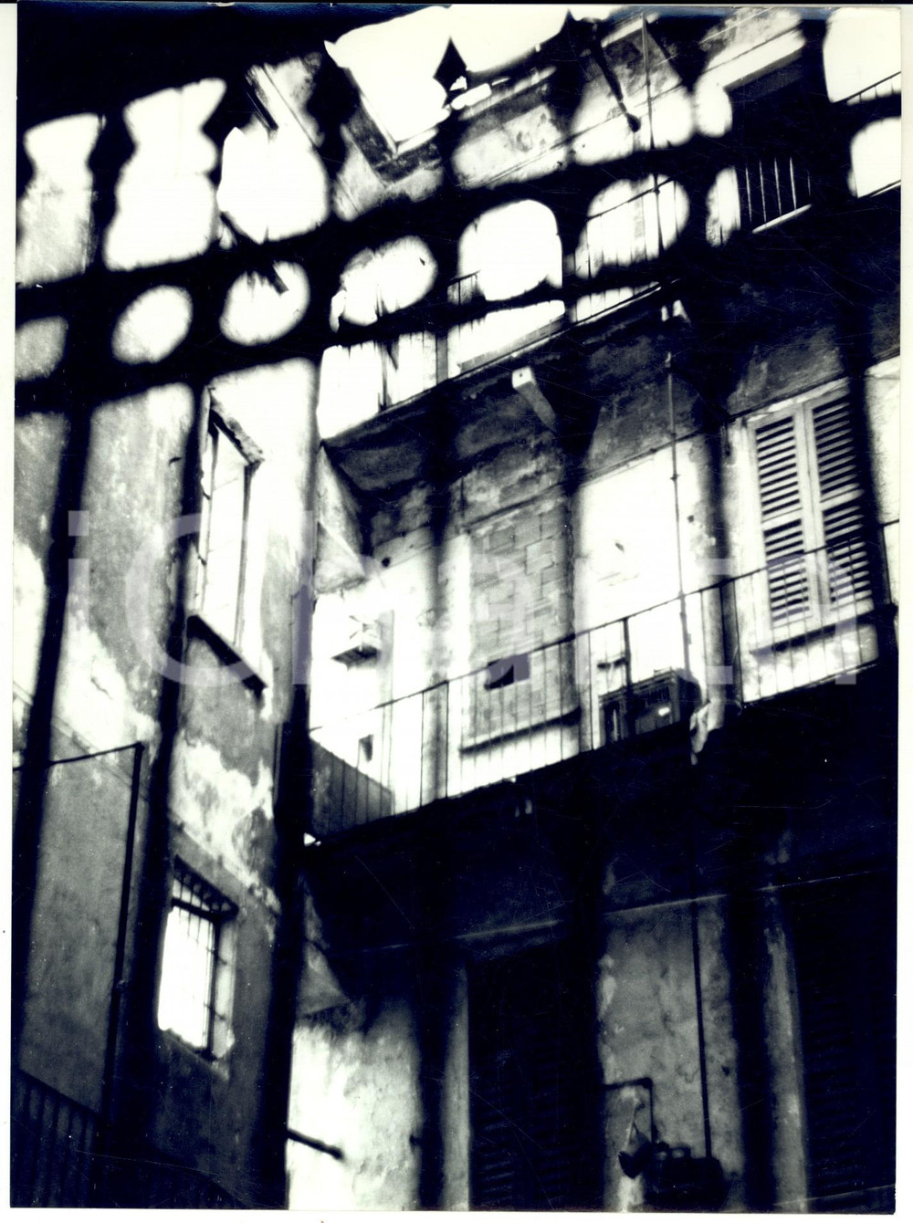 1960 ca MILANO SPARITA Via SCALDASOLE Casa di ringhiera in rovina (1) *Foto