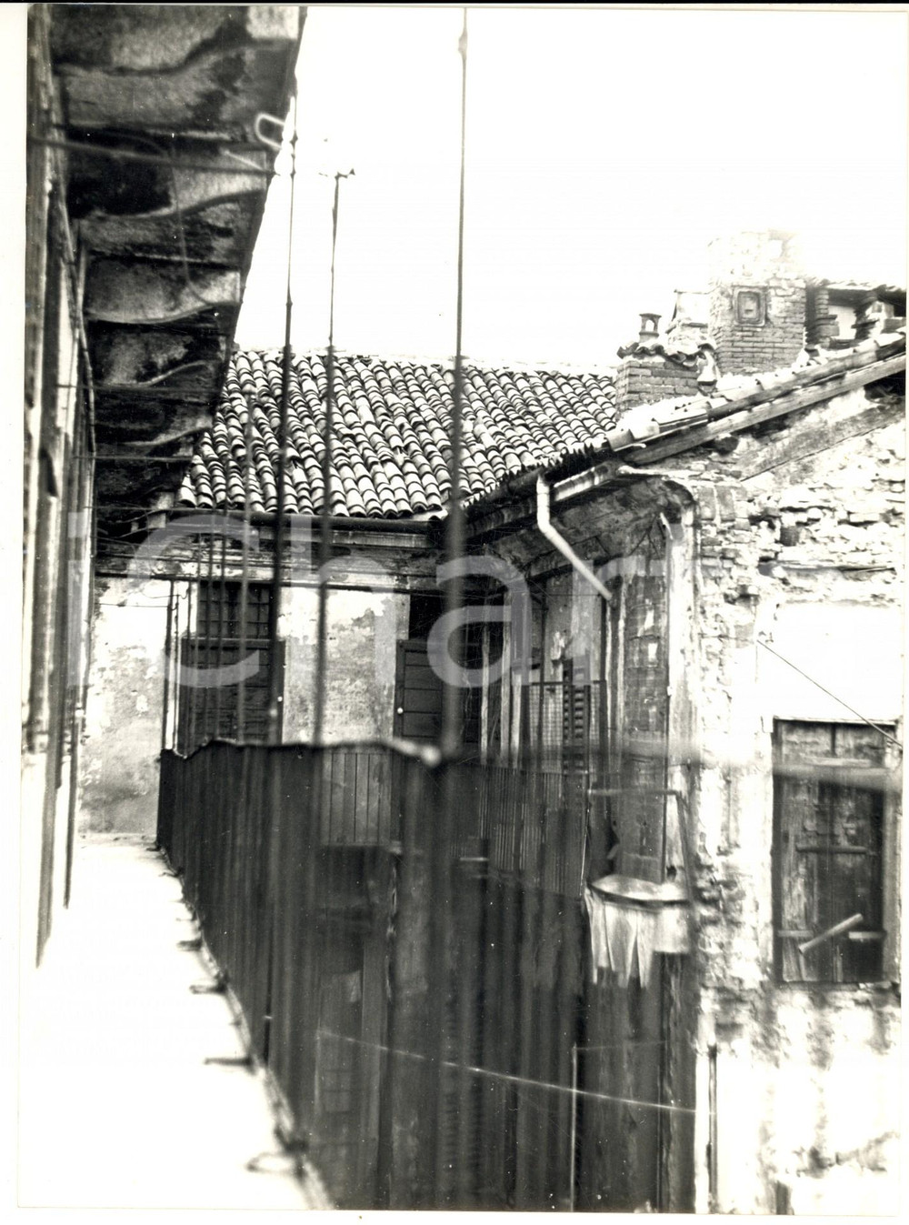 1960 ca MILANO SPARITA Via SCALDASOLE Casa di ringhiera in rovina (5) *Foto