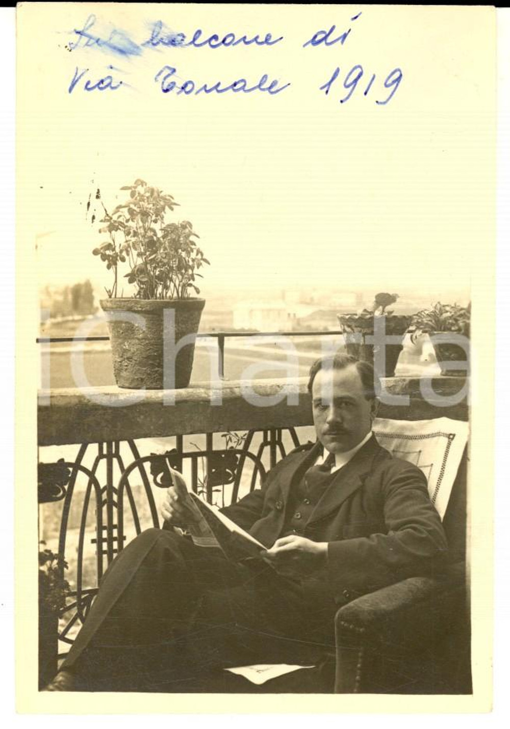 1919 MILANO Via TONALE Ritratto di un uomo sul balcone - Foto VINTAGE 8x12 cm