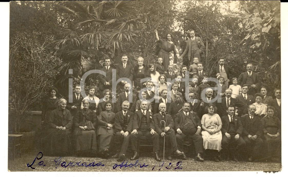 Fotografia d epoca originale 1922 GAZZADA SCHIANNO Ritratto di una famiglia in giardino  Foto cartolina 1