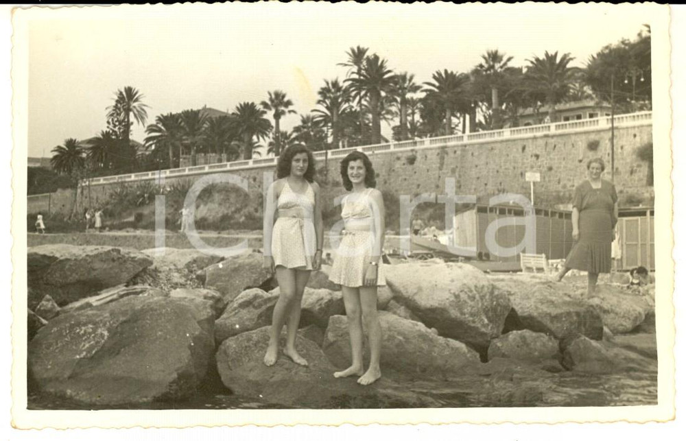 1947 SANREMO Ritratto di due sorelle lungo la riva - Foto cartolina VINTAGE Fotografia d'epoca, in formato cartolina postale.  CONDIZIONI: G     originale e autentica 1