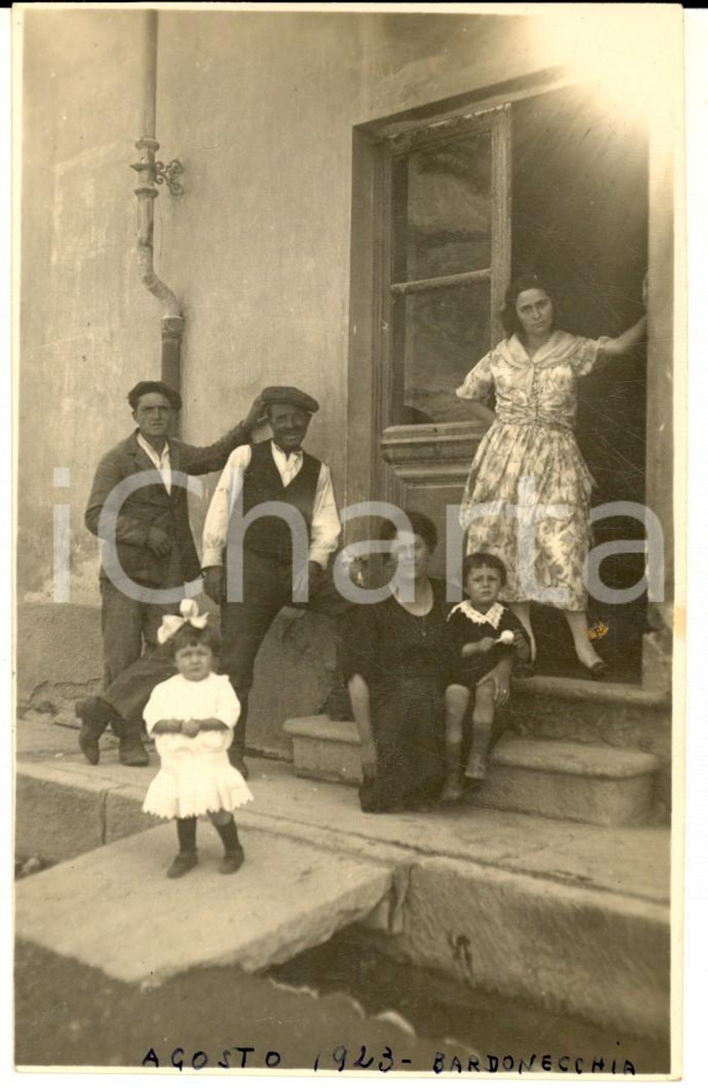 Agosto 1923 BARDONECCHIA Ritratto di famiglia sulla porta *Foto cartolina Fotografia d'epoca, in formato cartolina postale.  CONDIZIONI: G     originale e autentica 1