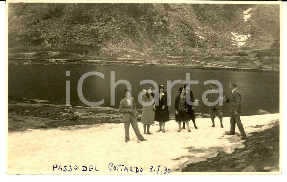 1930 PASSO DEL GOTTARDO Gruppo di escursionisti nella neve - Foto VINTAGE Fotografia d'epoca, in formato cartolina postale.  CONDIZIONI: G (ma residui cartacei al verso)     originale e autentica 1