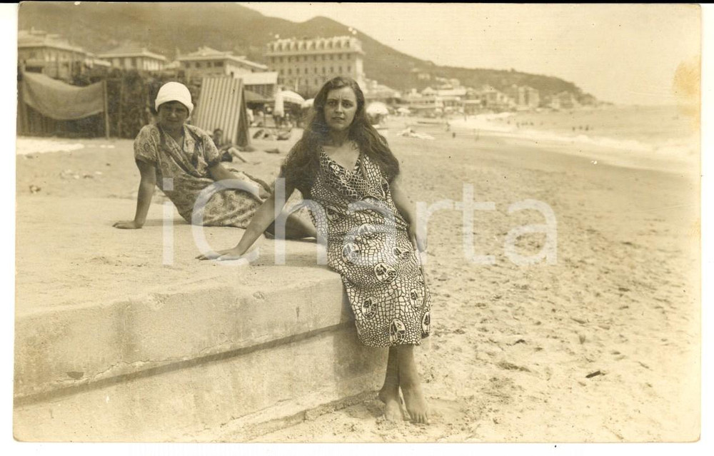 1930 ca VARAZZE Ritratto di due donne in spiaggia - Foto cartolina ARTISTICA