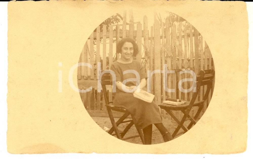 1920 ca NORD ITALIA Donna in lettura in giardino - Foto cartolina VINTAGE