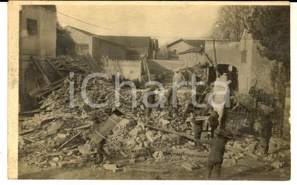 1916 WW1 ZONA DI GUERRA Militari in una casa di campagna distrutta - Foto