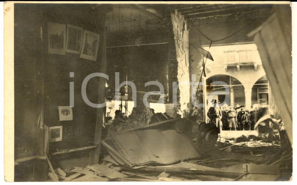 1916 WW1 ZONA DI GUERRA Carabiniere presso le rovine di una casa - Foto cartolina