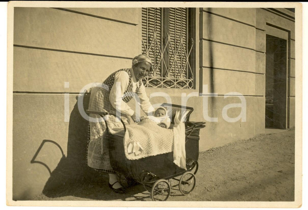 1950 ca COSTUME ITALIA Ritratto di balia con bambino in carrozzina - Foto 15x10
