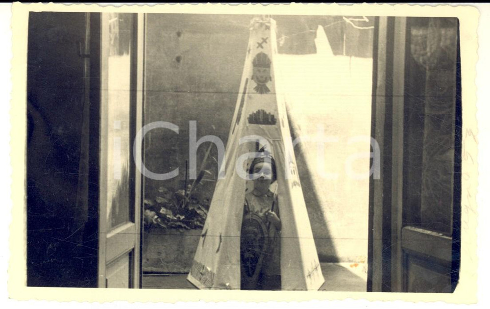 1953 ITALIA Ritratto di bambina vestita da indiana nella tenda - Foto CURIOSA