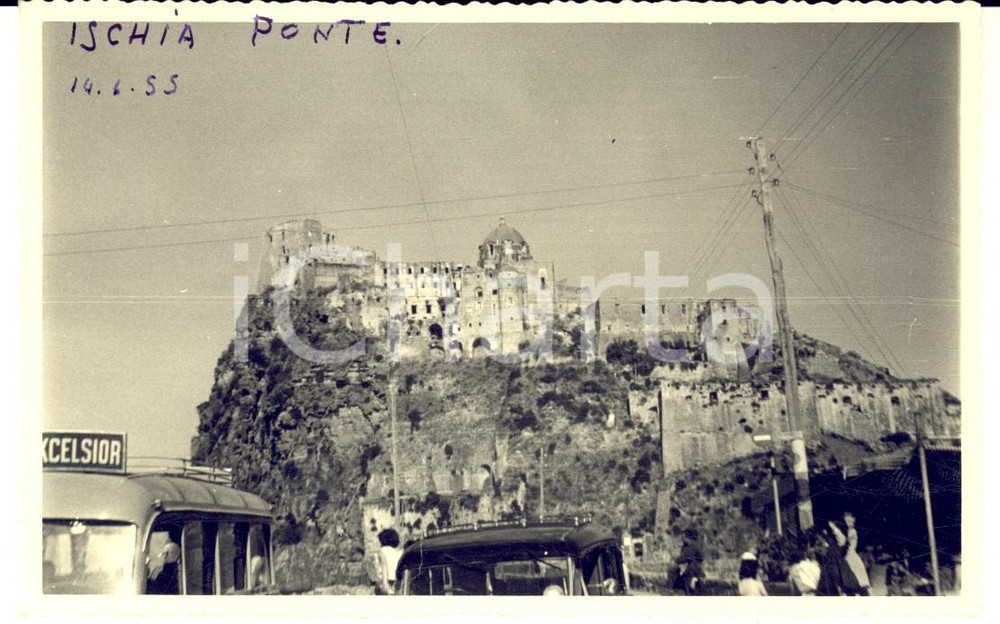 1950 ca ISCHIA PONTE Veduta del borgo dalla strada affollata - Foto cartolina