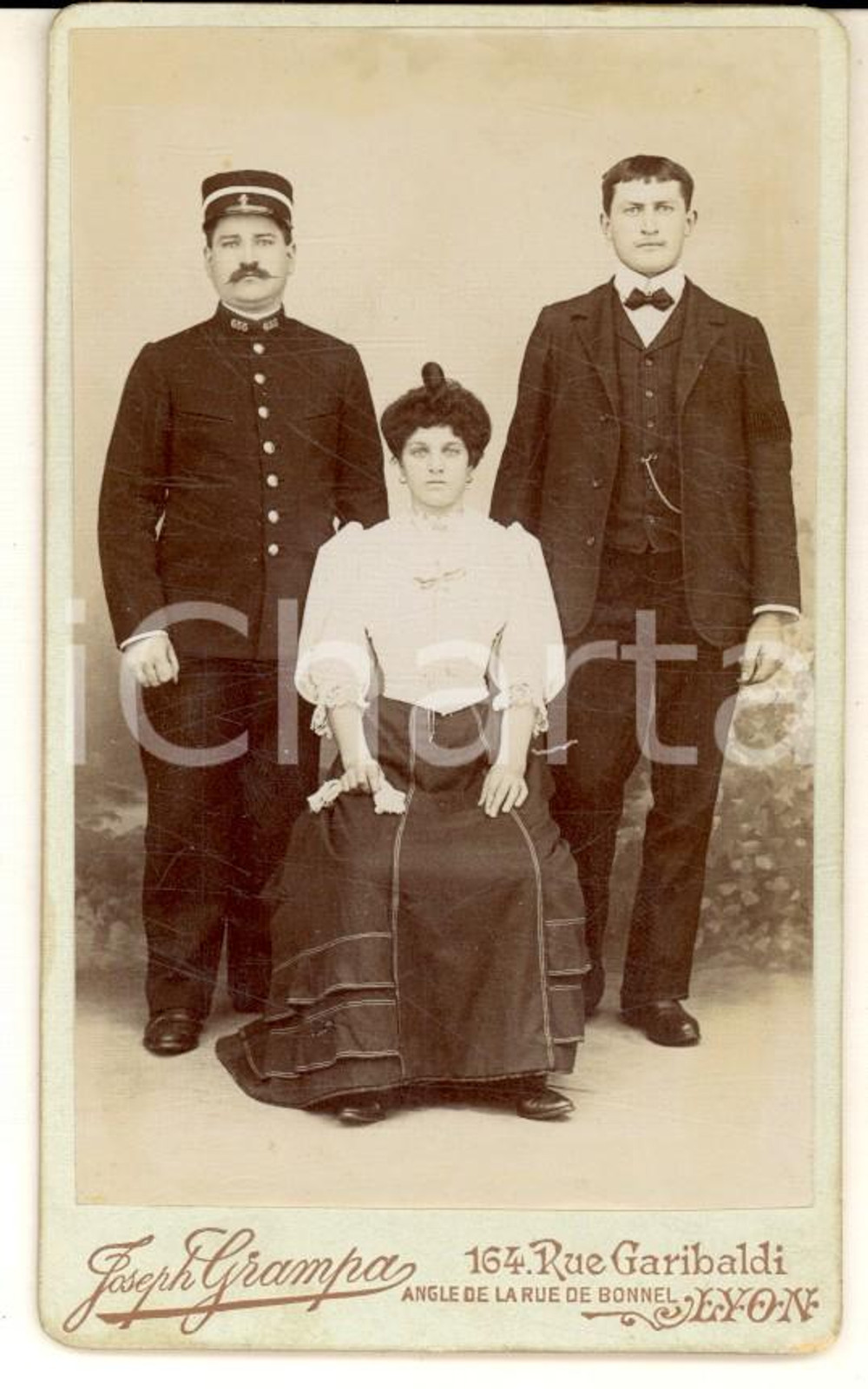 1890 ca LYON Portrait de famille avec officier - Photo Joseph GRAMPA CDV