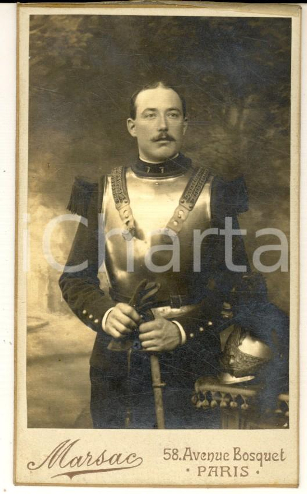 1900 ca PARIS Portrait de cuirassier avec son casque - Photo MARSAC CDV
