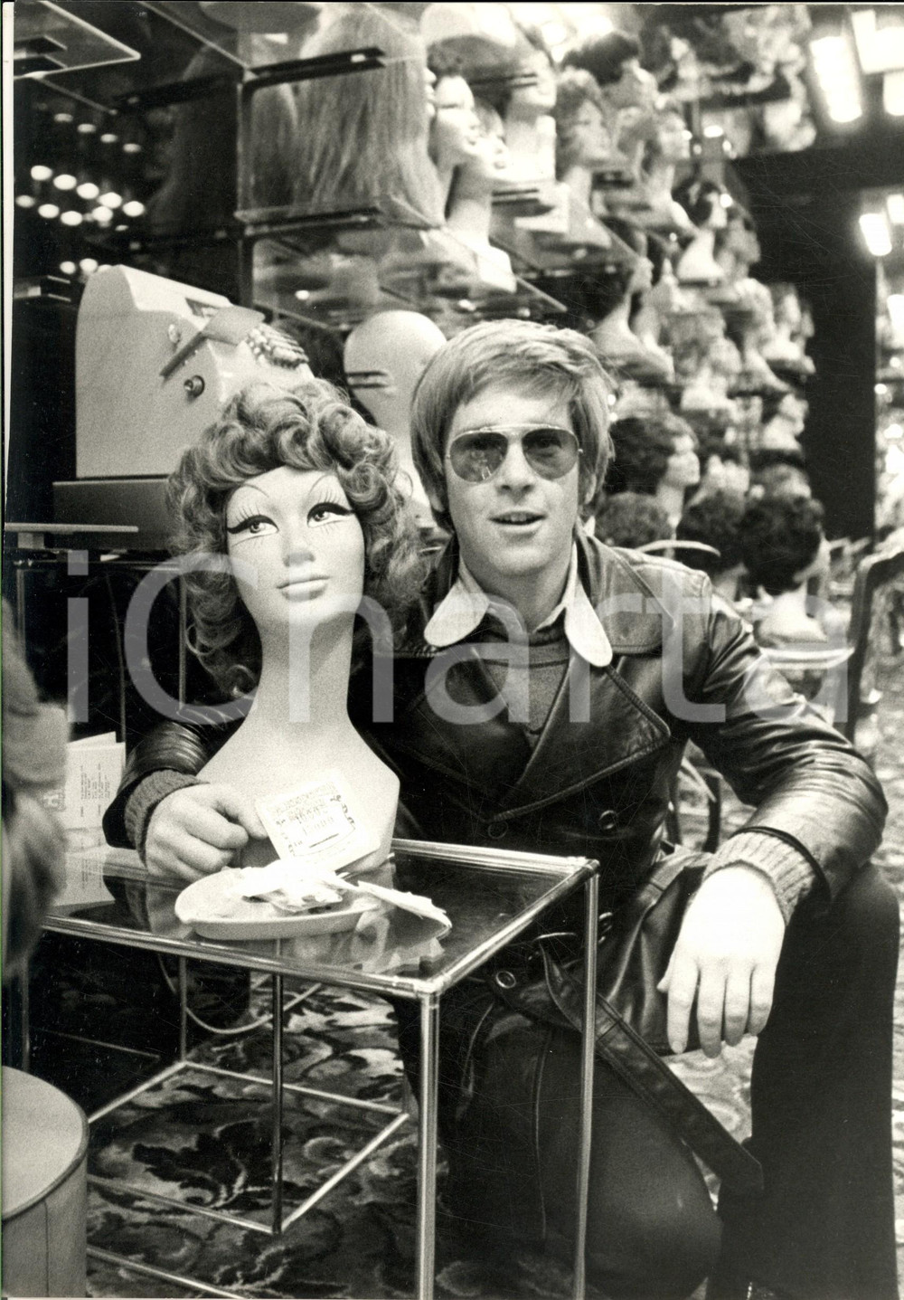 1970 ca MILANO Attore Enzo CERUSICO in negozio parrucche SOCCI - Foto 23x31 cm