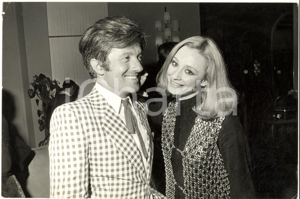 1970 ca COSTUME MILANO Mario MARENCO e Raffaella CARRA' - Foto 30X20 cm