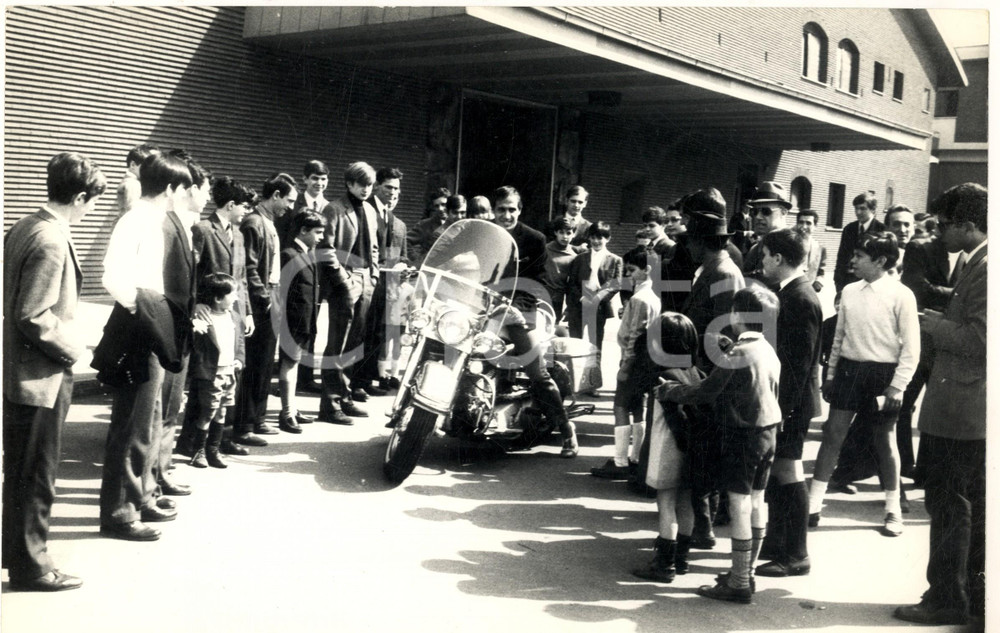 1970 ca MILANO Adriano CELENTANO in moto all'uscita da una chiesa - Foto