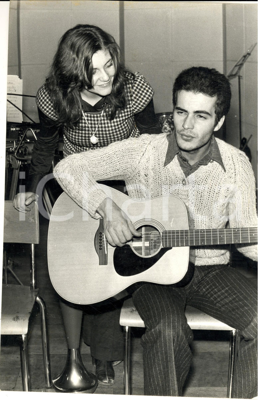 1970 ca COSTUME Cantante DONATELLO suona con la fidanzata (1) - Foto 20x30 cm